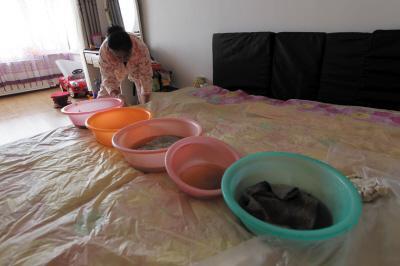 蓝山楼上漏水，住户失联，小区没物管，业主维权难！律师来支招……
